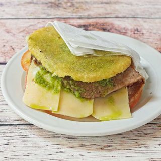 Arepa de salami y queso amarillo