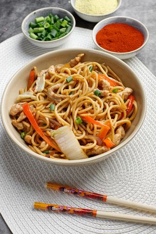 Tăiței prăjiți cu porc Hong Kong