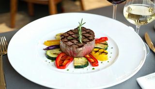 Antricot de vită cu legume grill