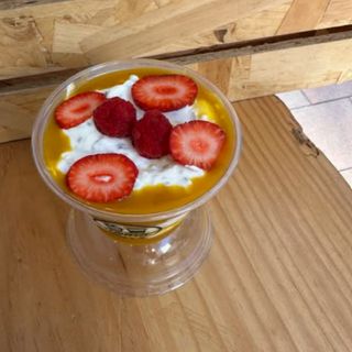Pudding de chía y avena con mango y topping de frutas de temporada