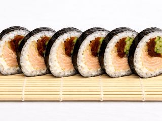 Futomaki z łososiem w tempurze 6 szt.