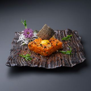 Siekany tatar z łososia