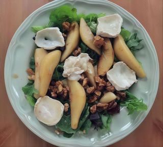 Sałatka z gruszką i szynką i orzechami