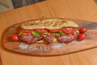 Dimljeni vrat u šiš lepinji