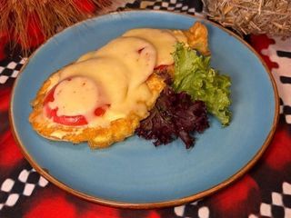 Відбивна куряча з помідором та сиром