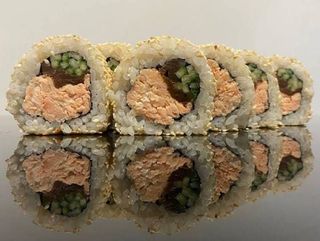 Uramaki z pieczonym łososiem 8 szt.