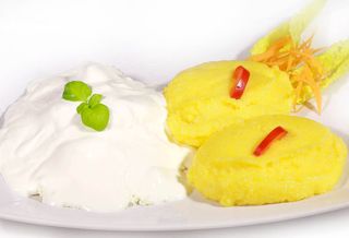 Mamaliga cu branza si smantana