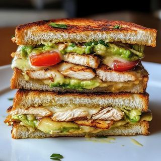 Sandwich de pollo  mechado ,queso y huevo con ensalda