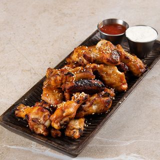 Крильця курячі з соусом на таці 800/100 г 