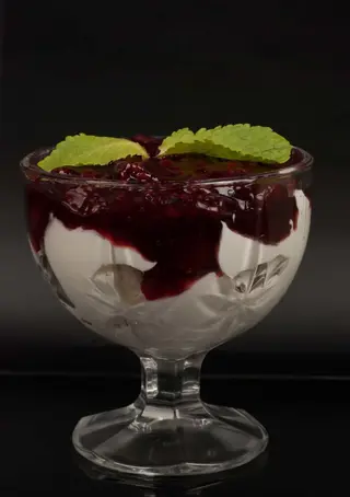 Йогурт с домашно сладко, боровинка (300г)
