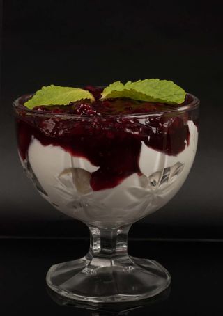 Йогурт с домашно сладко, боровинка (300г)