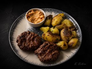 Домашни телешки кюфтета с мачкани картофи и урнебес 400г