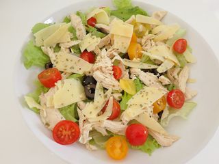 Salada de Galinha Com Queijo e Pesto