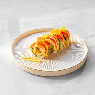 Uramaki mango roll