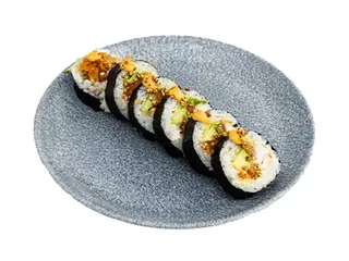 Futomaki karmazyn w tempurze z chrupkami z tempury