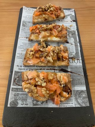  Rebanada De Salmón, Philadelphia, Cebolla Caramelizada Y Nueces