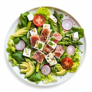 Ensalada De Lechuga, Tomate, Cebolla, Queso Brie, Atún, Espárragos Y Aguacate