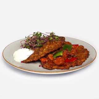 Placek ziemniaczany z gulaszem węgierskim