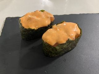Gunkan De Salmón Picante (2 Pzs.)