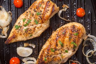 Pechuga De Pollo Con Papas Y Ensalada