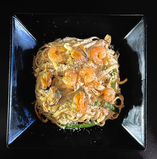 Удон з морепродуктами та овочами у вершковому соусі (350г)