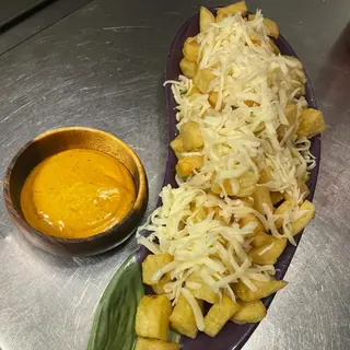 Patatas Bravas Con Queso