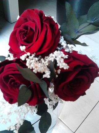Ramillete de 3 rosas eternas rojas