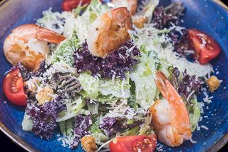 Салата Цезар със скариди (300г)