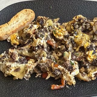 Revuelto de morcilla y verduras 