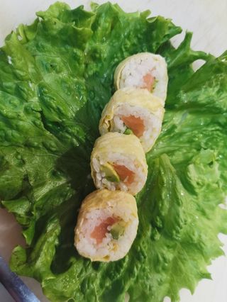 sushi ovo com salmão e abacate