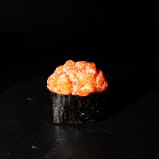 Гункан з Лососем (70г/1шт)