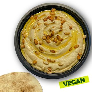 Hummus cu muguri de pin 