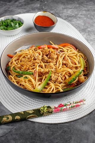 Tăiței prăjiți cu pui Sichuan
