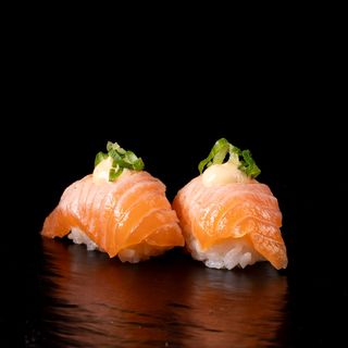 Нигири запечена сьомга (2бр)