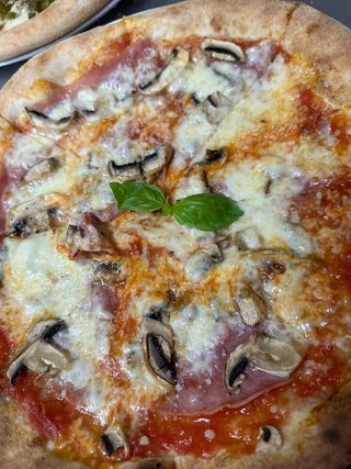 Pizza Prosciutto e funghi