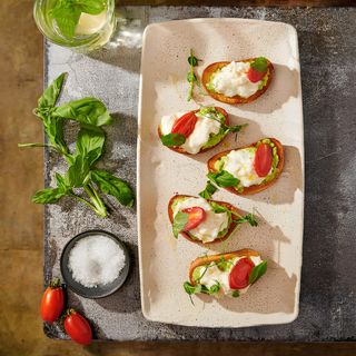 Брускети с мачкано авокадо, страчатела и мариновани чери домати (200г)