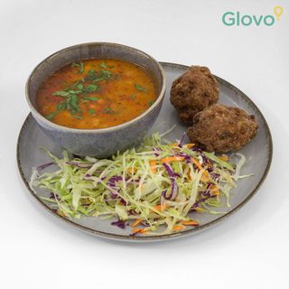 Боб яхния и пържени кюфтета със салата зеле