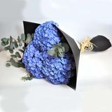 Buchet din 3 hortenzii albastru cu eucalipt decorate in hartie neagra