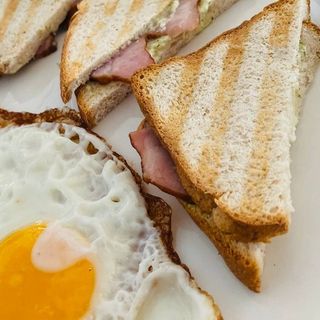 Сендвіч з яйцем та беконом