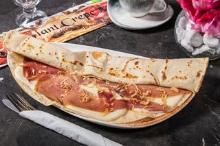 Clatita Uriasa cu mozzarella, prosciuto si ceapa prajita