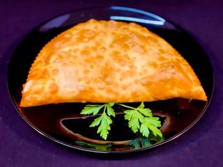 Чебурек з куркою та моцарелою