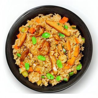 Wok arroz con edamame, shiitake, verduras y jengibre
