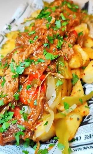 Patatas Con Pulled Pork Y Cebolla Pochada (Ración Entera)