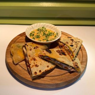 Кесадилья з індичкою та сальсою