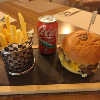 SMASH BURGER TRIPLE + patatas fritas + bebidas