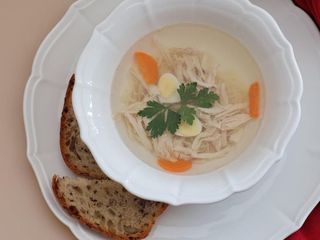 Бульйон із молодої курки та перепелиних яєць