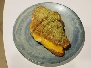 Круасан фісташка-персик