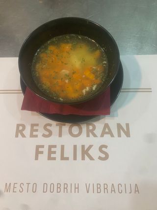 Pileća supa sa rezancima