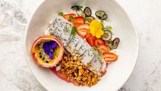 Творожный боул с гранолой, ягодами и маракуйей