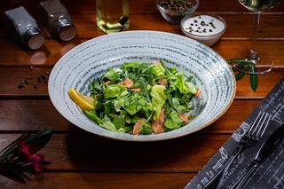 Salata cu somon fume